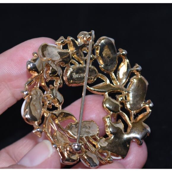 Vintage Crown TRIFARI Gold Tone & White Pebble Beach Lucite Flower Wreath Brooch - Picture 8 of 8